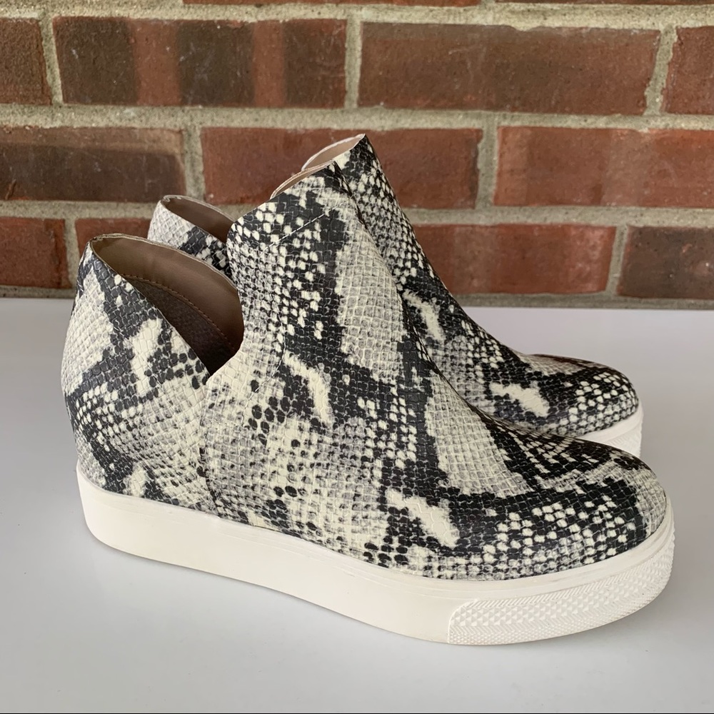 Steve Madden Women’s Wrangle snake print platform high top sneakers US 8 M